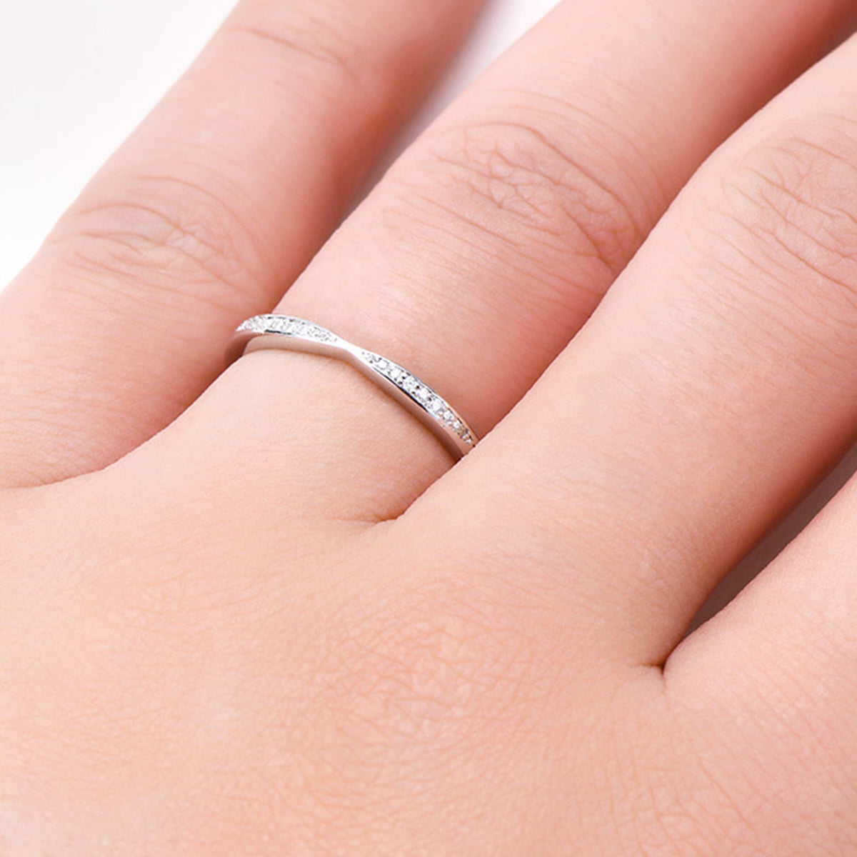 Super Simple Sleek & Chic 925 Sterling Silver Inlaid Moissanite Ring